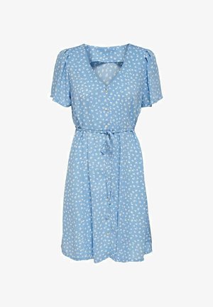 Světle modré šaty do délky kolen s bílým květinovým vzorem, krátké nabírané rukávy, přední knoflíky, výstřih do V a tenkým páskem na opasku v pase.