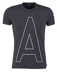 Musta puuvillapaita, jossa on iso valkoinen "A" -grafiikka etupuolella, lyhyet hihat ja pyöreä kaula-aukko. Sileä pinta.