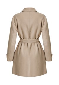 Abrigo beige con cinturón, cuello con solapas, hombros estructurados, mangas largas y detalle de espalda plisada. Material de lana suave y texturizada.