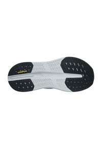 Suela de zapato de goma negra y gris con patrones texturizados y surcos; cuenta con un logo de Goodyear cerca del talón para mayor agarre y durabilidad.
