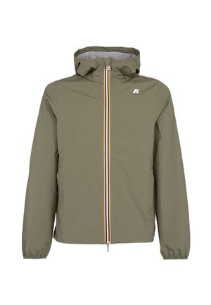 Jasna oliwkowozielona kurtka z kapturem, z elastycznymi mankietami i przednim zamkiem błyskawicznym ozdobionym żółtymi, białymi i niebieskimi paskami oraz małym logo na piersi.