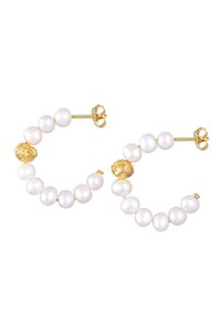 Boucles d'oreilles en métal doré avec des perles blanches et un accent doré texturé. Les boucles d'oreilles ont un design circulaire et ouvert.