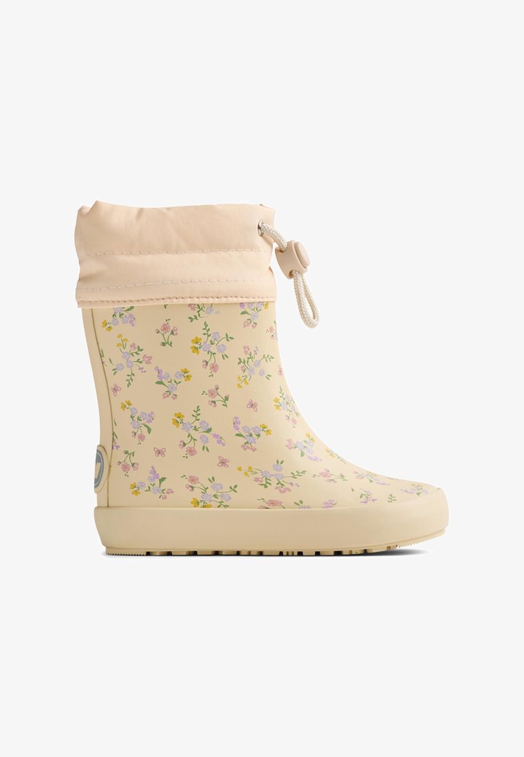 Stivale da pioggia beige per bambini con motivo floreale e farfalle, polsino morbido e chiusura regolabile con cordoncino su sfondo bianco.