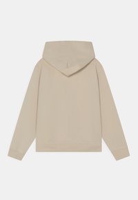 Beżowa bluza z kapturem o gładkiej fakturze, z ribbowanymi mankietami i dolnym wykończeniem. Tył ma prosty design, bez logo czy wzorów.