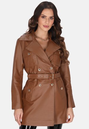 Palton lung din piele maro, cu design cu două rânduri de nasturi, guler lat, talie ajustabilă cu cureaua, patru buzunare și nasturi metalici. Textură netedă și elegantă.
