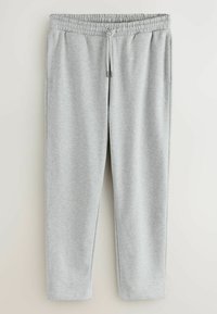 Pantalones de chándal grises hechos de una tela suave, con una cintura elástica con cordón, dos bolsillos laterales y piernas ajustadas.