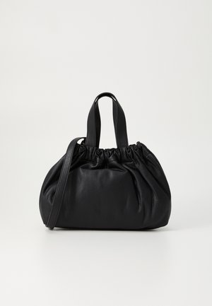 Schwarze Lederhandtasche mit einem gerafften Oberteil, ausgestattet mit zwei kurzen Griffen und einem langen verstellbaren Schulterriemen. Glatte Textur, runde Form.