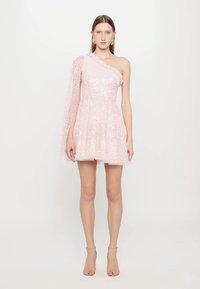 Rochie roz cu un umăr, realizată dintr-un material cu paiete, având un corset ajustat și o fustă evazată, cu un voal transparent pe o parte.