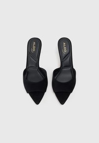 Čierne slingback vysoké podpätky s špicatou špičkou, velúrovou textúrou a hladkou čiernou stielkou označenou značkou "ALDO."