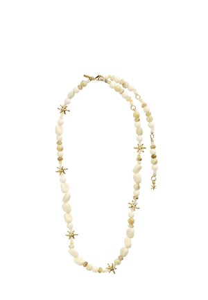 Halskette mit cremefarbenen, unregelmäßigen Perlen und gleichmäßig verteilten goldenen sternförmigen Anhängern, mit einem goldenen Karabinerverschluss.