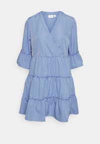 Abito azzurro chiaro a strati con design avvolgente, maniche a palloncino a tre quarti e dettagli volant. Realizzato in un tessuto morbido e strutturato.