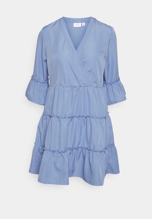 Robe bleu clair, à volants, avec un design croisé, des manches bouffantes trois-quarts et des accents froncés. Fabriquée à partir d'un tissu lisse et texturé.