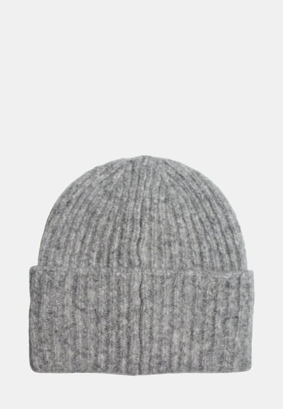 Berretto in maglia grigia, morbido, spesso e rigato, con risvolto, adatto per il freddo.
