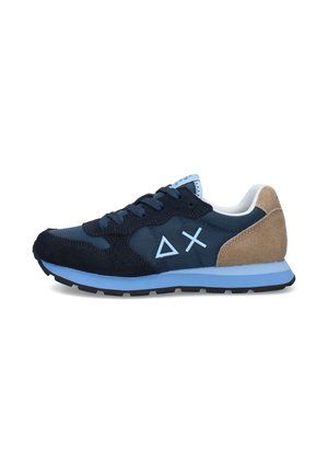 Sneaker blu navy e tan con suola azzurra, con simboli ricamati a triangolo e croce sul lato, lacci neri e collo imbottito.