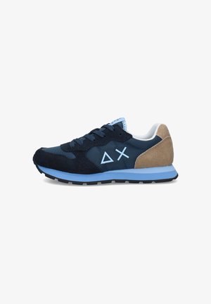 Sneaker blu navy e tan con suola azzurra, con simboli ricamati a triangolo e croce sul lato, lacci neri e collo imbottito.