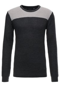Pull tricoté noir et gris avec une texture côtelée, col rond, manches longues et un design en blocs de couleur sur la partie supérieure de la poitrine.