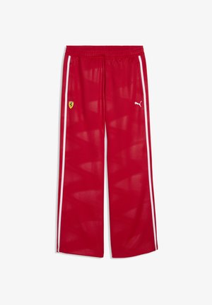 Rode mesh trainingsbroek met witte zijstrepen, elastische tailleband, Puma-logo op de rechterdij en Ferrari-embleem op de linker dij.