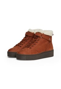 Sneaker alte in finta pelle marrone con un morbido rivestimento crema, suola scura testurizzata e lacci bloccati da una fascia in velcro.