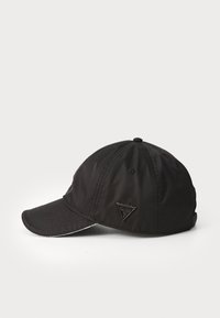 Șapcă de baseball neagră, realizată dintr-un material neted, cu un logo triunghiular lucios pe lateral și o șapcă curbată cu detalii subtile de cusătură.
