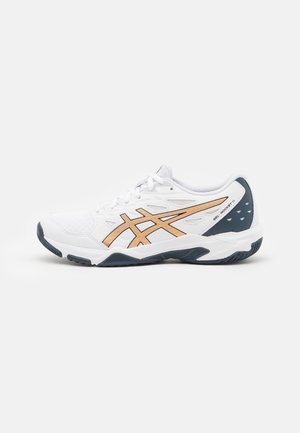 Chaussure de sport blanche avec des bandes de logo dorées et une semelle et un talon bleu foncé, étiquetée Gel-Rocket 11 sur le côté.