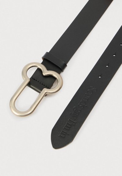 Μαύρη δερμάτινη ζώνη με μοναδική ασημί αγκράφα σε σχήμα καρδιάς· τοιχωματική λουρίδα με πολλαπλές τρύπες για ρύθμιση· χαραγμένο λογότυπο της μάρκας.