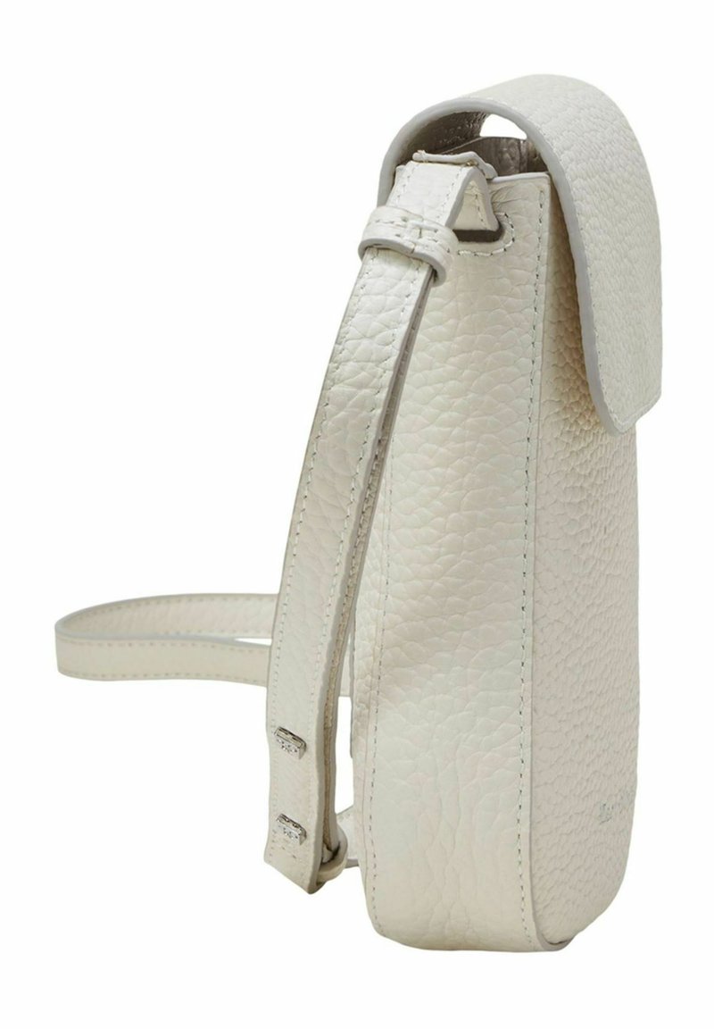 Weiße Lederhandtasche mit strukturiertem Finish, einem langen verstellbaren Tragegurt und einem Klappenverschluss. Besitzt dezente Nähte und minimale Metallteile.