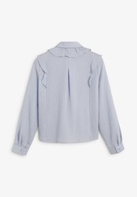 Blusa azul claro a rayas con cuello y mangas con volantes. Tiene mangas largas y puños con botones. La parte posterior presenta un detalle de pliegue.