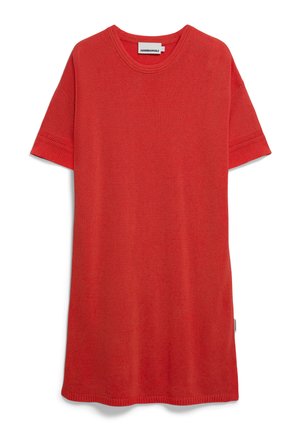 Rotes Strickkleid mit kurzen Ärmeln, rundem Halsausschnitt und einem gerippten Muster an den Ärmeln. Gerader Schnitt ohne sichtbare Muster oder Verzierungen.