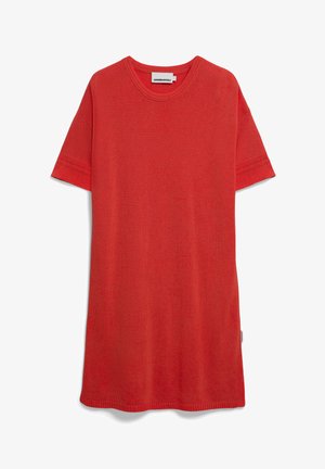 Rotes Strickkleid mit kurzen Ärmeln, rundem Halsausschnitt und einem gerippten Muster an den Ärmeln. Gerader Schnitt ohne sichtbare Muster oder Verzierungen.