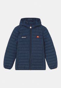 Marinblå uppblåsbar jacka med dragkedja fram, huva och elastiska ärmslut. Har en vit "ellesse"-logotyp och ett färgglatt emblem på bröstet.