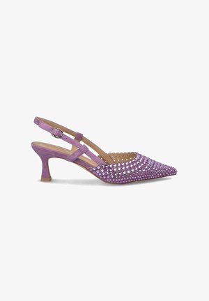 Lila Wildleder Slingback-Schuhe mit spitzem Zehenbereich, verziert mit glänzenden Perlen, ausgestattet mit einem schlanken Absatz und einem Riemen mit einer runden Schnalle.