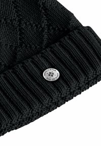 Czarna dziergana czapka beanie z fakturowanym wzorem i prążkowanym obszyciem. Wyraźny srebrny guzik z logo z przodu.