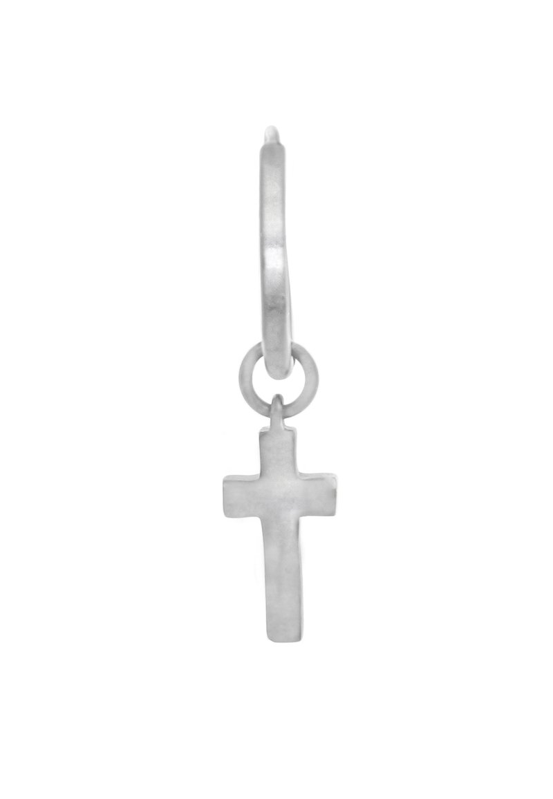 Orecchino a cerchio in argento con finitura opaca, caratterizzato da un piccolo pendente a croce. Il design include un cerchio sottile e un collegamento circolare.