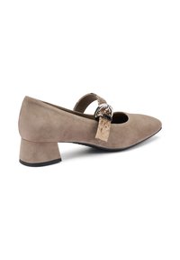 Zapato de tacón alto de ante topo con punta redonda y una correa decorativa con hebilla. El tacón tiene un diseño de bloque modesto para mayor comodidad.