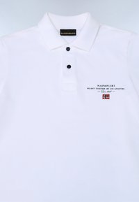 Biele polo tričko vyrobené z texturovanej bavlny, s klasickým golierom, zapínaním na dva gombíky a vyšitým logom s detailom vlajky na hrudi.