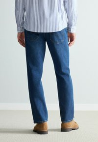 Next REGULAR FIT - SIGNATURE BRUSHED BACK COSY - Tiesaus kirpimo džinsai - mid blue