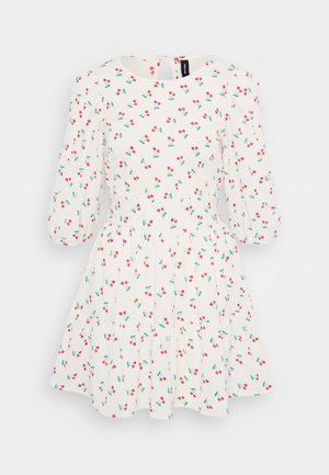 Bílé šaty s krátkými buclatými rukávy, zdobené vzorem červených třešní a zelenými listy. Rozšířená sukně s volánkovým lemem. Viditelné zapínání na zádech.