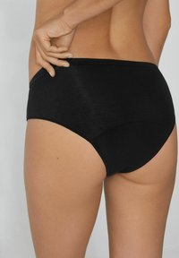 Zwarte high-waisted slip van rekbaar materiaal, met een gladde textuur, elastische tailleband en naadloze zijkanten.