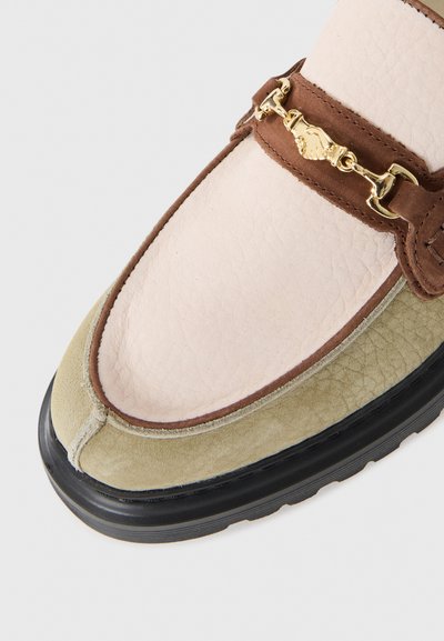 Herre loafers med beige, brune og olivengrønne læderpaneler, sort sål og guldmetallisk ornament ovenpå.