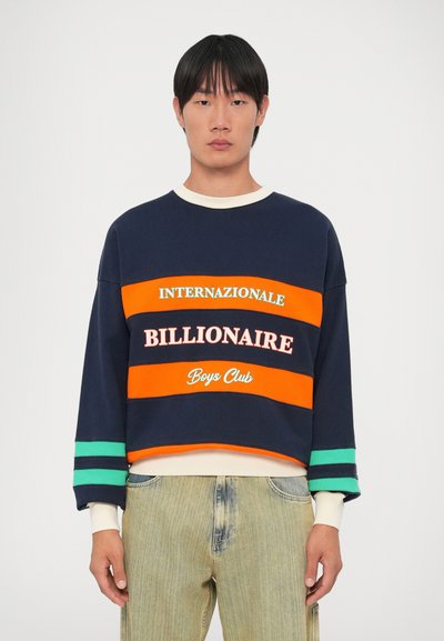 Sweatshirt azul marinho cropped com designs em listras laranja, brancas e verdes. Apresenta decote redondo e punhos de mangas canelados. O texto inclui "Internazionale Billionaire Boys Club."