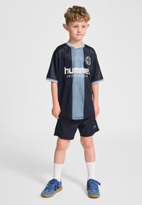 Marinblå och ljusblå Hummel sporttröja med vertikala ränder, vitt logotyp och matchande shorts. Har korta ärmar och rundad halsringning.