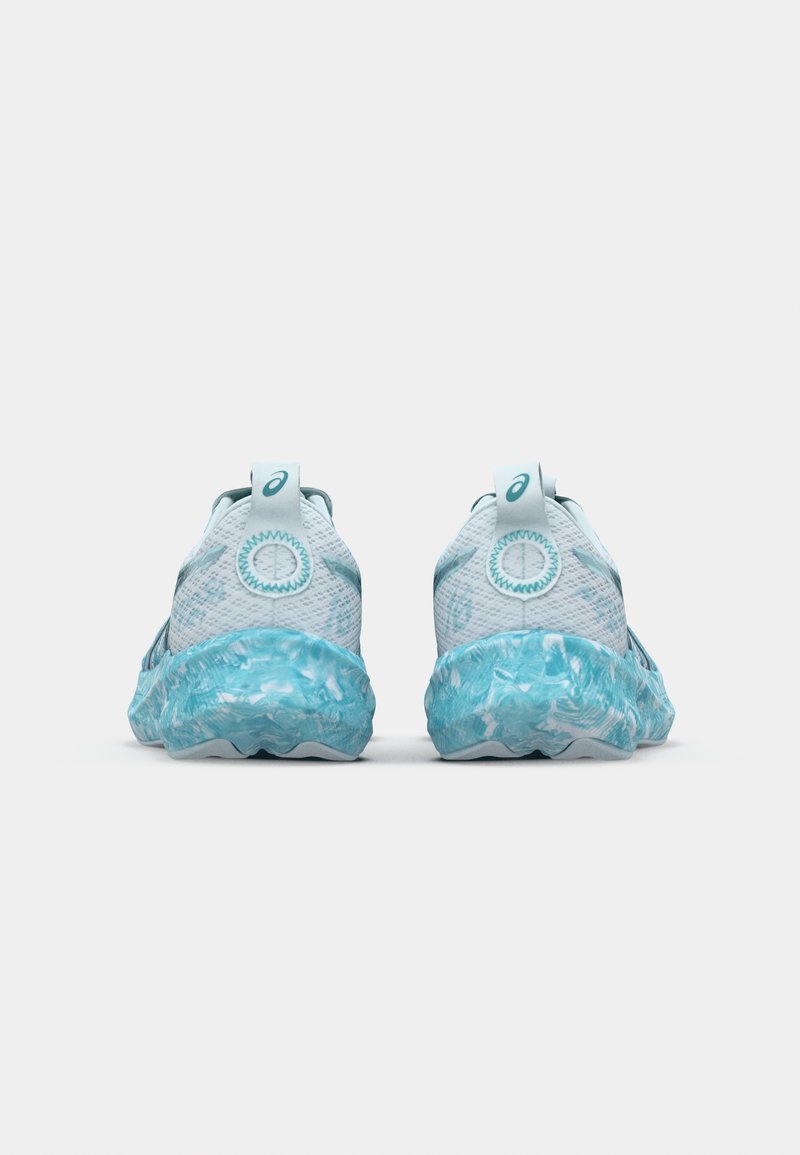 Lichtblauwe sportschoenen met een gemêleerde mesh bovenkant, doorzichtige rubberen zool en opvallende hieltabs. Verfraaid met een ronde logodetail.