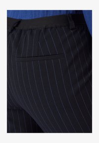 Niet geselecteerd, marine rayé bleu