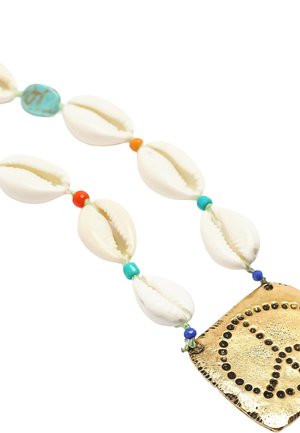 Naszyjnik z koralików z białymi muszelkami kauri, turkusem oraz kolorowymi koralikami, z teksturowanym złotym zawieszką przedstawiającą okrągłe wzory.