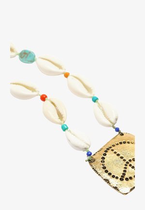 Naszyjnik z koralików z białymi muszelkami kauri, turkusem oraz kolorowymi koralikami, z teksturowanym złotym zawieszką przedstawiającą okrągłe wzory.