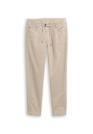 Pantalons en coton beige avec taille à cordon, deux poches avant et jambes fuselées. Texture lisse, ceinture plate avec un petit accent métallique.