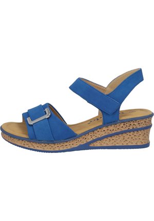 Sandales en wedge bleues avec un dessus en suède, des sangles réglables et une semelle en liège texturée. Présente un accent de boucle métallique.