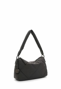 Borsa a tracolla nera trapuntata con spallaccio imbottito, dotata di chiusura con zip e un accentuato dettaglio a catena decorativa.
