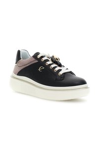 Černé a fialové nízké tenisky s bílou podrážkou, bílými tkaničkami, zlatými očky a malým zlatým logem na boku.