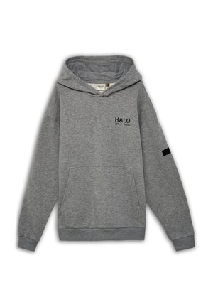 Close-up van een persoon die een grijze trui draagt met een voorzak en bijpassende joggingbroek.